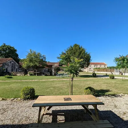 Familial Avec Piscine Chauffee, Jardin Prive Et Equipements Bebe En Charente - Fr-1-653-182 Tatil Evi *