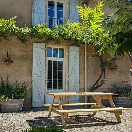 Familial Avec Piscine Chauffee, Jardin Prive Et Equipements Bebe En Charente - Fr-1-653-182 *