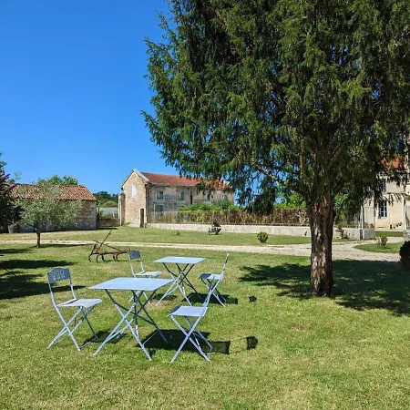 Σπίτι διακοπών Familial Avec Piscine Chauffee, Jardin Prive Et Equipements Bebe En Charente - Fr-1-653-182