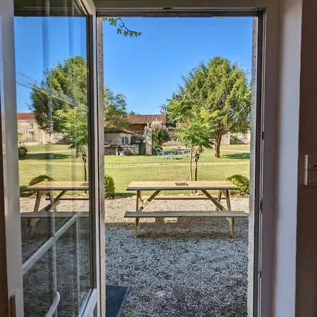 Familial Avec Piscine Chauffee, Jardin Prive Et Equipements Bebe En Charente - Fr-1-653-182 *