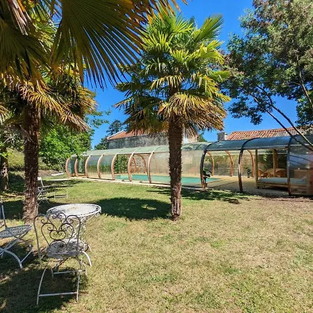 Σπίτι διακοπών Familial Avec Piscine Chauffee, Jardin Prive Et Equipements Bebe En Charente - Fr-1-653-182