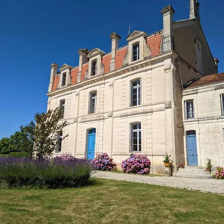 Familial Avec Piscine Chauffee, Jardin Prive Et Equipements Bebe En Charente - Fr-1-653-182