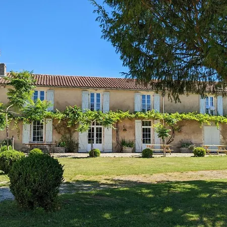 Familial Avec Piscine Chauffee, Jardin Prive Et Equipements Bebe En Charente - Fr-1-653-182 Tatil Evi *