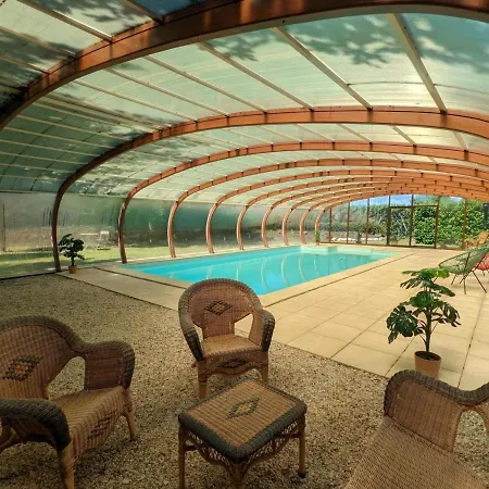 Familial Avec Piscine Chauffee, Jardin Prive Et Equipements Bebe En Charente - Fr-1-653-182 Holiday home