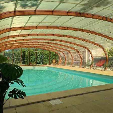Familial Avec Piscine Chauffee, Jardin Prive Et Equipements Bebe En Charente - Fr-1-653-182 * Montmoreau