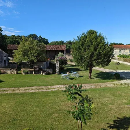 Familial Avec Piscine Chauffee, Jardin Prive Et Equipements Bebe En Charente - Fr-1-653-182 * Montmoreau