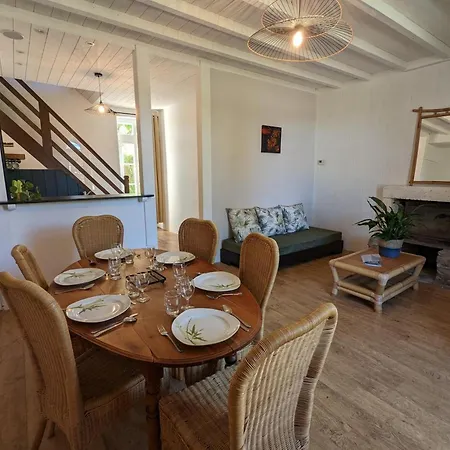 Familial Avec Piscine Chauffee, Jardin Prive Et Equipements Bebe En Charente - Fr-1-653-182 *