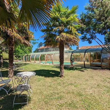 Familial Avec Piscine Chauffee, Jardin Prive Et Equipements Bebe En Charente - Fr-1-653-182 Holiday home *